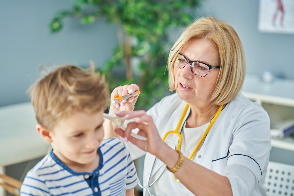 hno arzt untersucht badeotitis